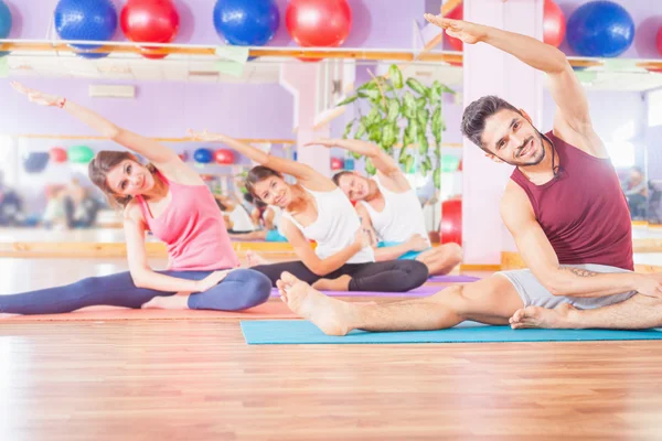 Los jóvenes llevan un estilo de vida saludable, hacen ejercicio en la sala de fitness —  Fotos de Stock