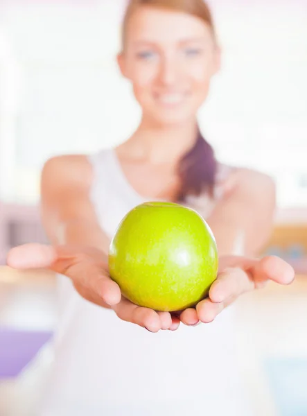 Healthy lifestyle concept with beautiful woman holdin green apple — Stockfoto