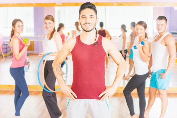 Hombre guapo feliz con grupo peolpe en clase de fitness —  Fotos de Stock