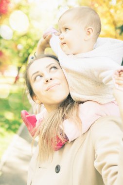 Sonbahar Park'ta açık onun bebek kız ile güzel annem