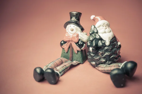 Natal brinquedo Papai Noel e boneco de neve no fundo vermelho — Fotografia de Stock