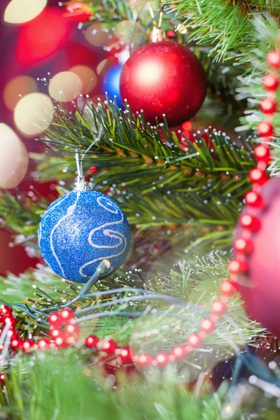 Bola vermelha decorada na árvore de Natal com bokeh no fundo — Fotografia de Stock