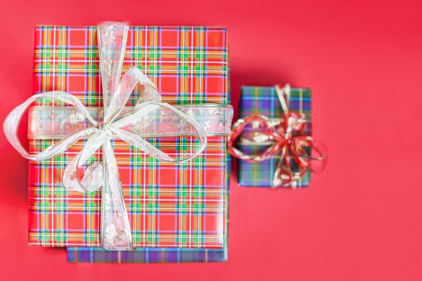 Caja de regalo de Navidad en fondo rojo —  Fotos de Stock