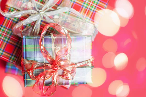Cajas de regalo de Navidad en fondo rojo — Foto de Stock