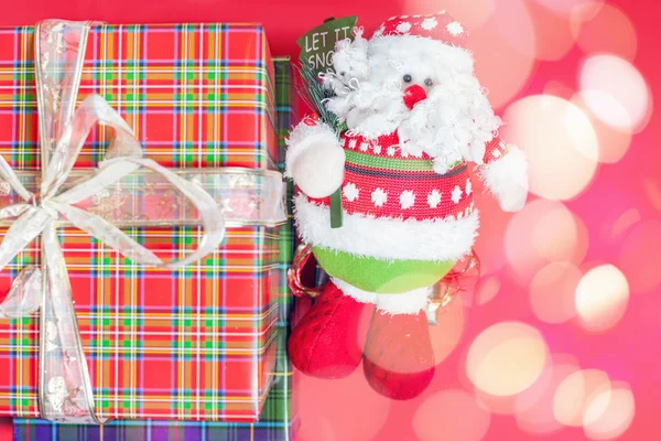 Caja de regalo de Navidad con juguete de Santa Claus en fondo rojo —  Fotos de Stock