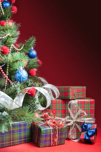 Árvore de Natal decorada com caixas de presente e brinquedo Papai Noel — Fotografia de Stock