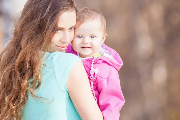 Felice bambino e madre all'aperto al parco — Foto Stock