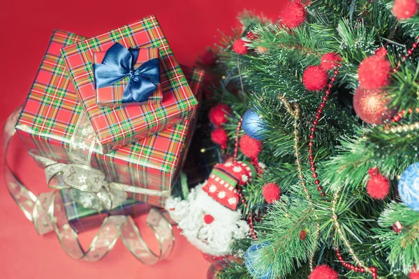 Árbol de Navidad decorado con cajas de regalo y juguete de Papá Noel — Foto de Stock