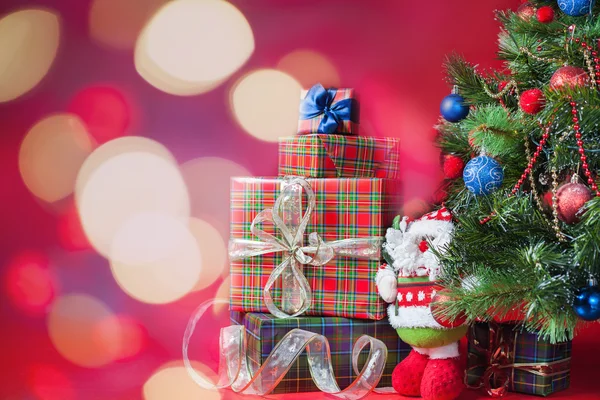 Árvore de Natal decorada com caixas de presente e brinquedo Papai Noel — Fotografia de Stock