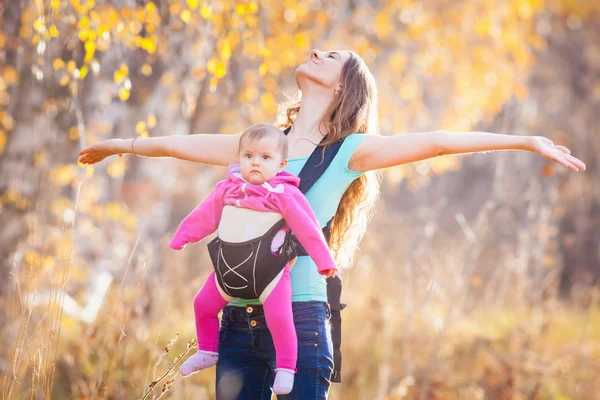 Felice bambino e madre all'aperto al parco — Foto Stock