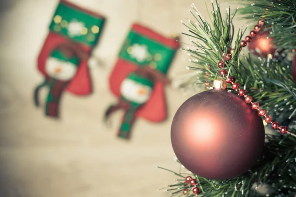 Árvore de Natal com bela decoração pronta para xmas holliday — Fotografia de Stock