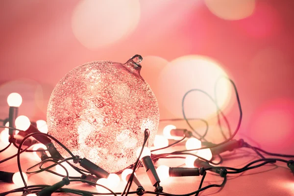 Bola decorativa con luces de guirnalda para vacaciones de Navidad — Foto de Stock