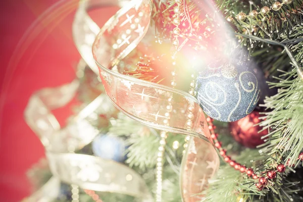 Árvore de Natal com efeito de estrela mágico e bolas de decoração — Fotografia de Stock