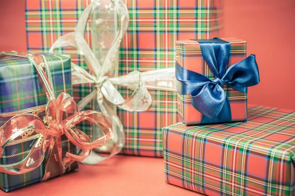 Cajas de regalo de Navidad en fondo rojo —  Fotos de Stock