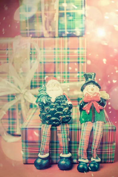 Συσκευασία δώρου Χριστουγέννων με τον Άγιο Βασίλη και χιονάνθρωπος παιχνίδι — Φωτογραφία Αρχείου