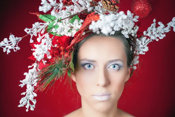Різдвяна зимова жінка з дерев'яною зачіскою і макіяжем, модель моди — стокове фото