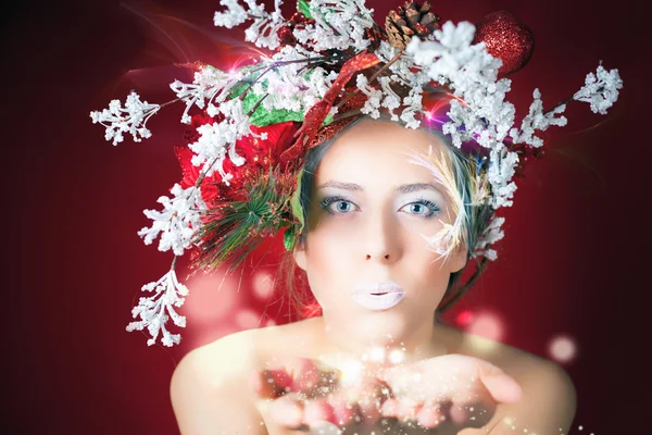 크리스마스 트리 헤어스타일, 메이크업, 마법의 요정 겨울 여자 — 스톡 사진