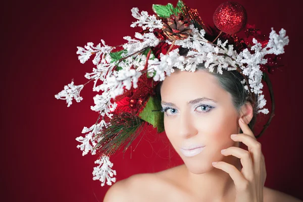 크리스마스 겨울 여자 나무 헤어스타일, 메이크업, 패션 모델 — 스톡 사진