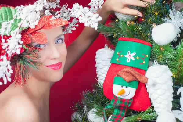 Christmas fairy vrouw met boom kapsel kerstboom versieren Rechtenvrije Stockfoto's