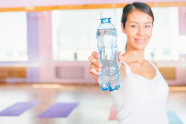 Happy asiatisk kvinna efter fitness motion håller naturligt vatten — Stockfoto
