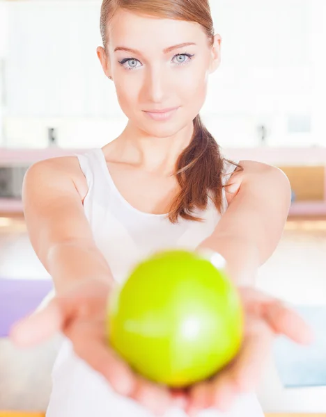 Concepto de estilo de vida saludable con hermosa mujer sosteniendo manzana verde —  Fotos de Stock