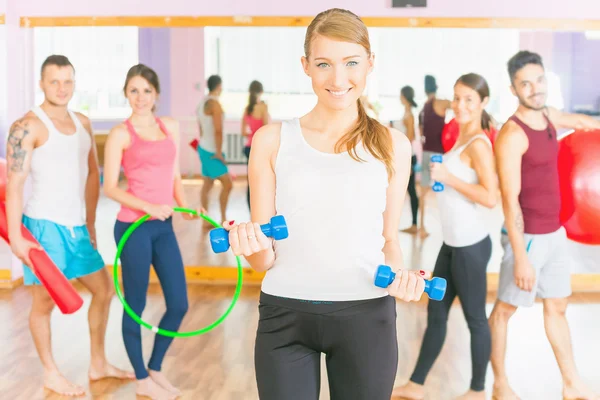 Unga människor leda en hälsosam livsstil, träna i gymmet — Stockfoto