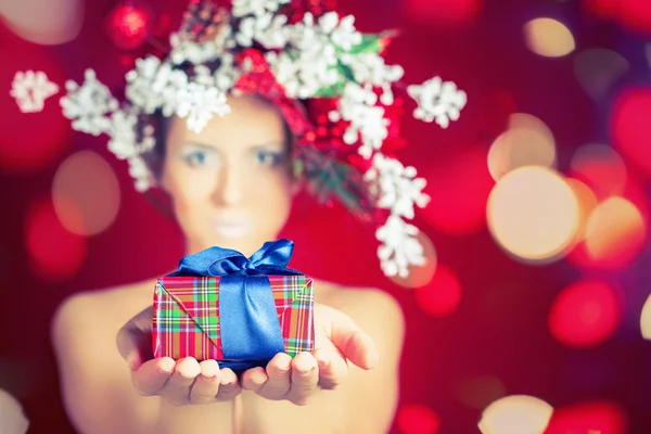 Mujer de invierno de Navidad con peinado de árbol y maquillaje, hada mágica — Foto de Stock