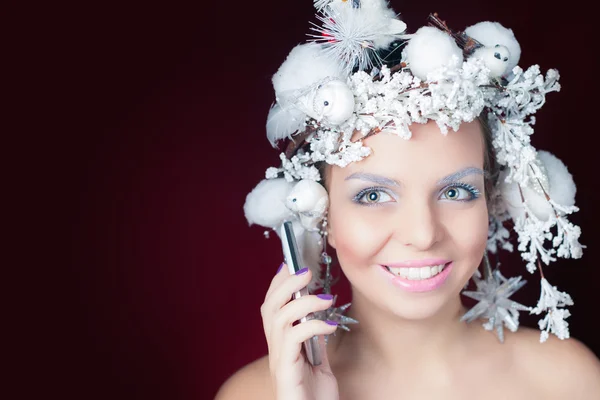 휴대 전화를 사용 하 여 흰색 마법의 헤어스타일 함께 겨울 퀸 — 스톡 사진