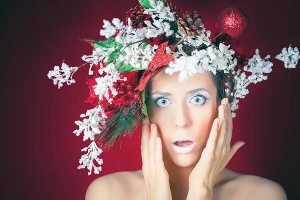 Mulher surpresa de inverno de Natal com penteado de árvore e maquiagem — Fotografia de Stock
