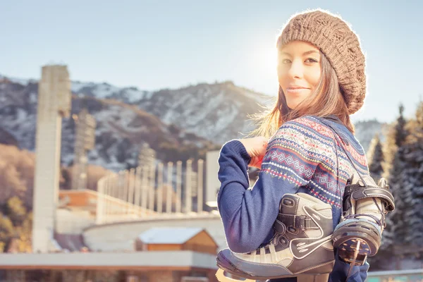 Felice donna asiatica andando a pattinare sul ghiaccio all'aperto — Foto Stock