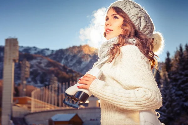 Beautiful caucasian woman going to ice skating outdoor — Stock Photo, Image