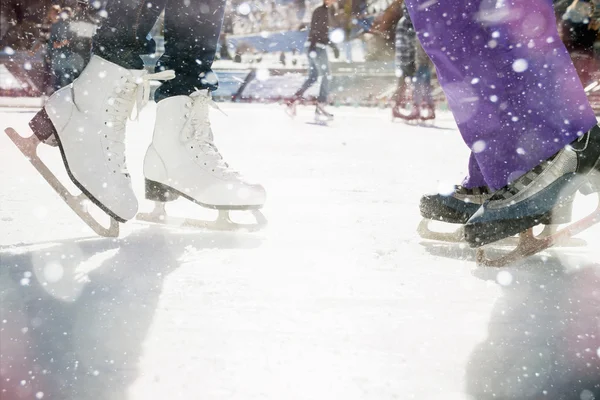 Nahaufnahme Schlittschuh Eislaufen im Freien auf der Eisbahn Stockbild