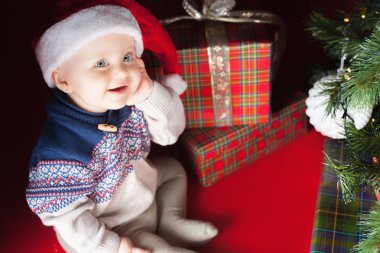 Noel ağacı ve hediye kutusu yakın oturan Noel bebek!