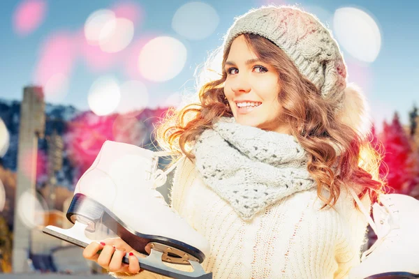 Beautiful caucasian woman going to ice skating outdoor — Stock Photo, Image