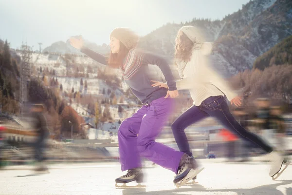 Group funny teenagers ice skating outdoor at ice rink — Stock Photo, Image