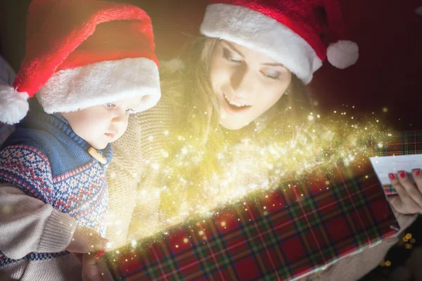 Mamma öppnar rutan magi med en present till barn — Stockfoto