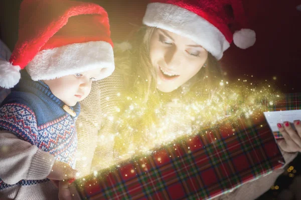 Mamá abre la caja mágica con un regalo para el niño — Foto de Stock