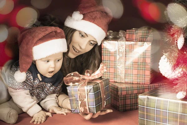 Bonne famille de bébé et de mère près du sapin de Noël — Photo