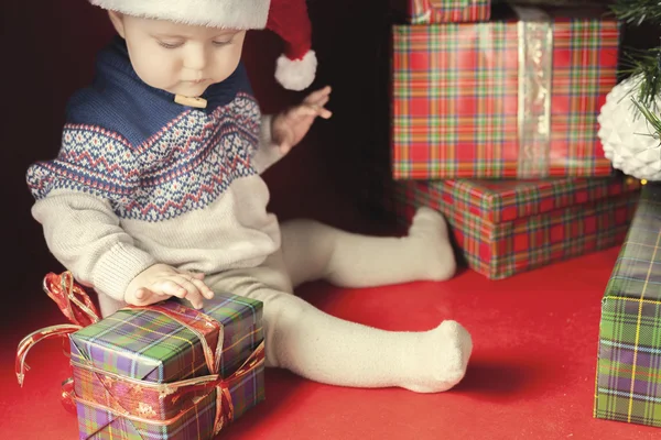 Bebê feliz com muitos caixa de presente perto da árvore de Natal decorada — Fotografia de Stock