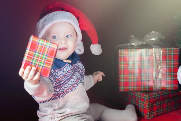 Boldog, meglepett, baby gazdaságban díszdobozban, jelen, karácsony, Szilveszter — Stock Fotó