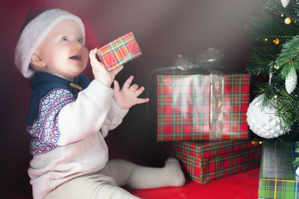 Feliz bebê surpreso segurando caixa de presente, presente, Natal, véspera — Fotografia de Stock