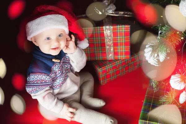 Natal bebê sentado perto de árvore de natal e caixa de presente ! — Fotografia de Stock