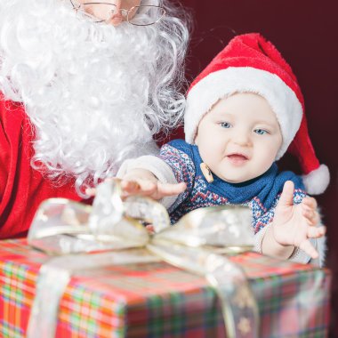 Mutlu bebek ve büyük hediye, hediye kutusu ile Noel Baba