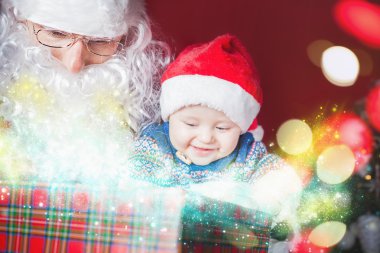 Noel bebeği ve Noel Baba hediye açılış veya hediye kutusu