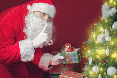Noel Baba koyarak hediye kutusu ya da mevcut Noel ağacının altında