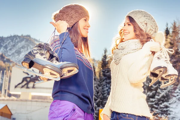 Feliz multirracial mujeres yendo a patinar sobre hielo al aire libre —  Fotos de Stock