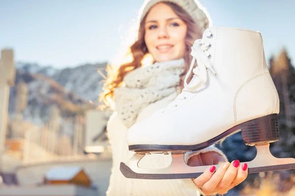 Feliz mujer caucásica va a patinar sobre hielo al aire libre —  Fotos de Stock
