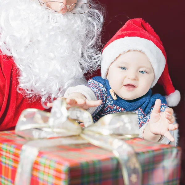 Ευτυχισμένο μωρό και Άγιος Βασίλης με μεγάλο δώρο, το παρόν πλαίσιο — Φωτογραφία Αρχείου