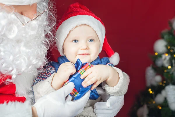 Ευτυχισμένο μωρό και Άγιος Βασίλης με μεγάλο δώρο, το παρόν πλαίσιο — Φωτογραφία Αρχείου