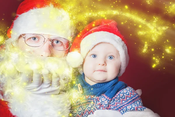 Natal bebê e Papai Noel abrindo um presente ou caixa de presente — Fotografia de Stock